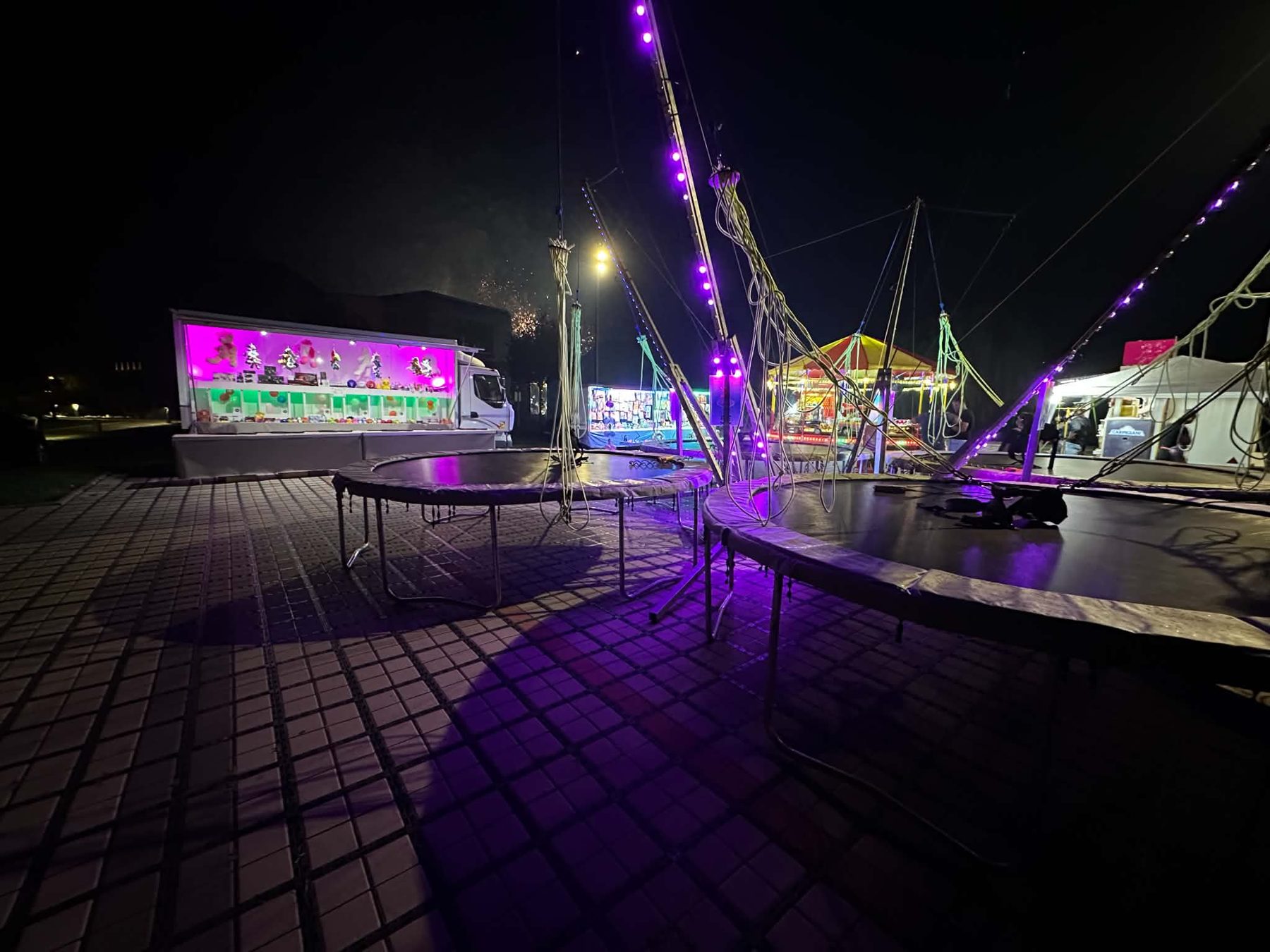 Les trampolines illuminés de nuit sur une fête foraine