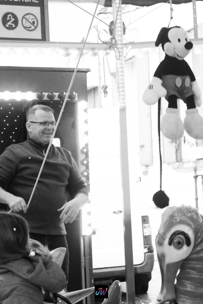 Papa au manège avec la queue de Mickey
